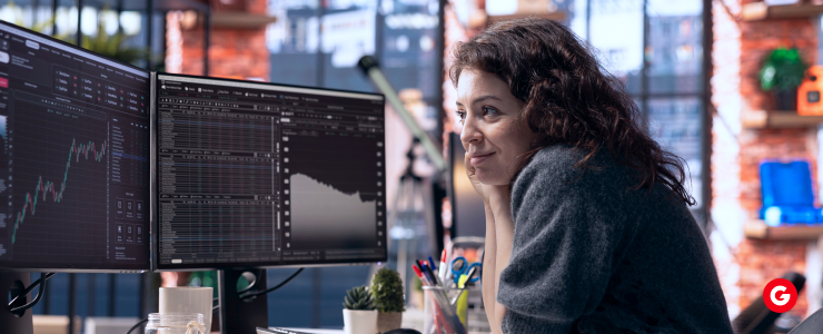 Forex trader analyzing live charts on dual monitors to evaluate broker performance and smart order routing efficiency